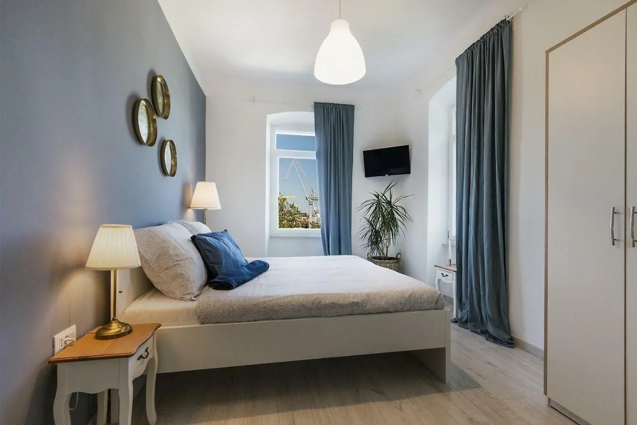 *** Lounge Terrace Apartment With The Harbour View / City Centre *** Пула Хорватия