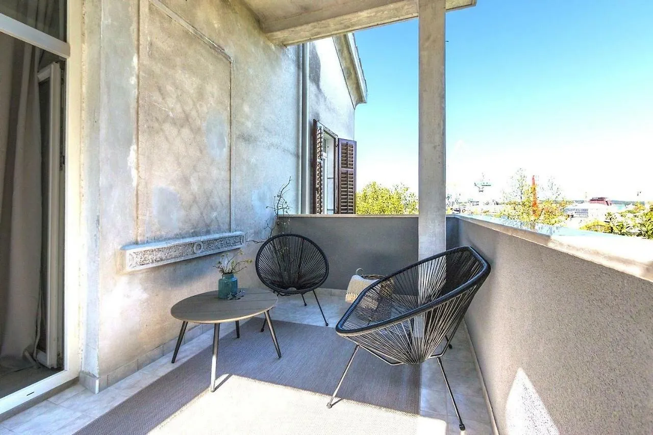 *** Lounge Terrace Apartment With The Harbour View / City Centre *** Пула Хорватия
